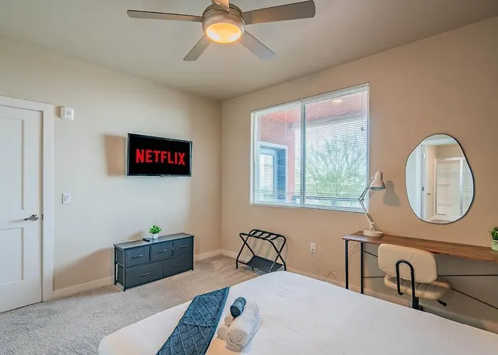 Trendy 2bd Gym Pool Parking Wd Sleeps 8 Apartment *