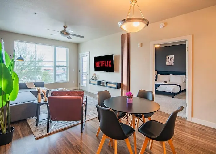 Trendy 2bd Gym Pool Parking Wd Sleeps 8 Apartment