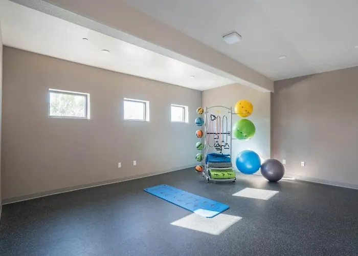 Trendy 2bd Gym Pool Parking Wd Sleeps 8